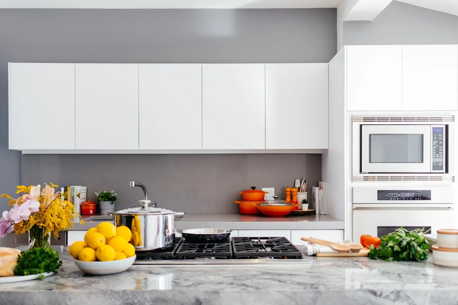 Dapur dengan kabinet rapi dan meja masak lapang